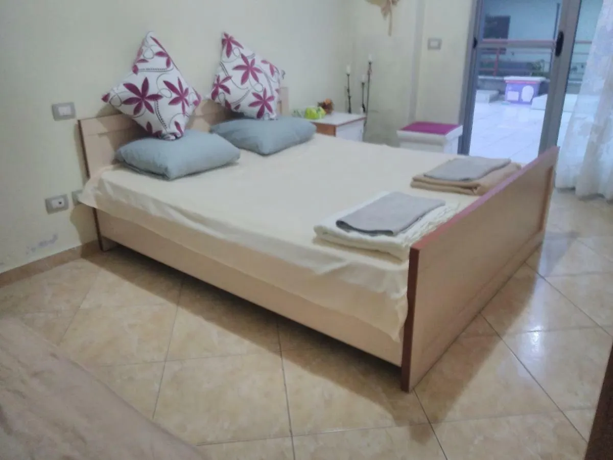 Queen Hostel Дуррес Проживание в семье